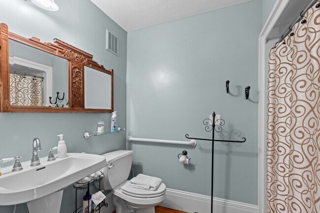 Building Photo - 221 SE 7th St