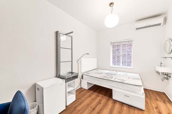 Interior Photo - 335 Pacific Avenue