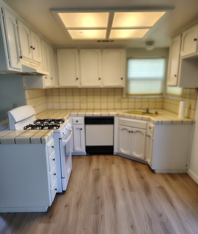 Kitchen - 1100 S Edison St