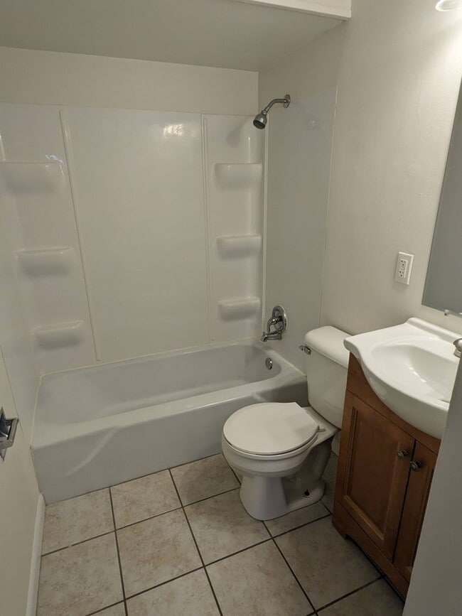 Building Photo - Spacious 3 bd 1.5 bth Raised Ranch Duplex