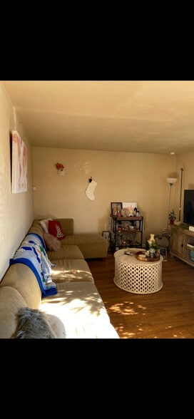 Living room - 551 S Clark St