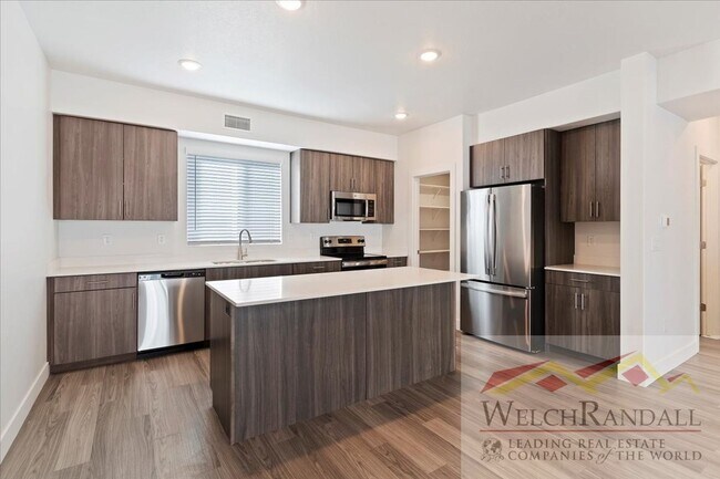 Building Photo - Beautiful 3 Bed 2.5 Bath Townhome in West ...