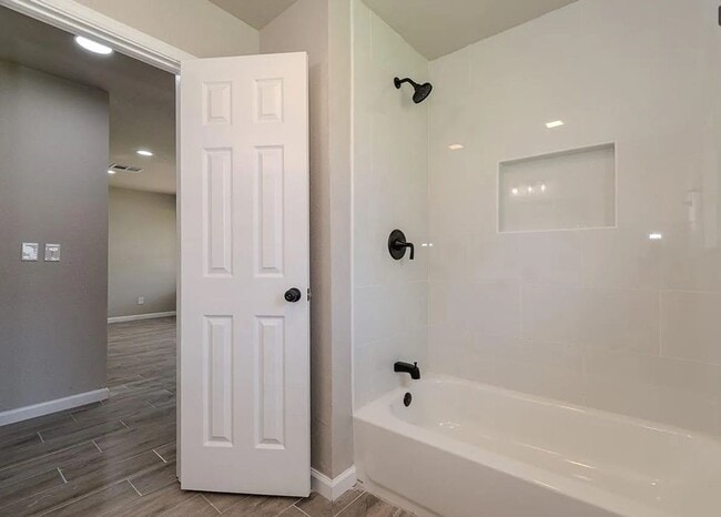 Building Photo - 3828 Anderson Villa