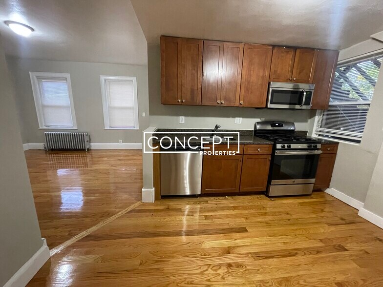 Building Photo - 33 Algonquin St