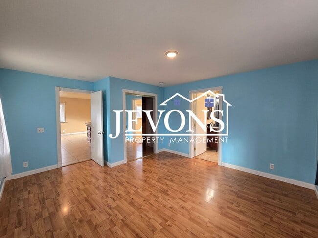 Building Photo - Move-in Special: $500 off your first month’s rent. Cozy 4-bedroom home with a fully equipped kitc...