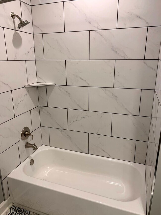 Building Photo - Convenient 3BR/2BA Townhome with Garage & Lawn Care Included