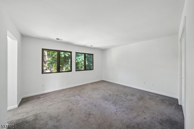 Building Photo - 31 Hickory Ln