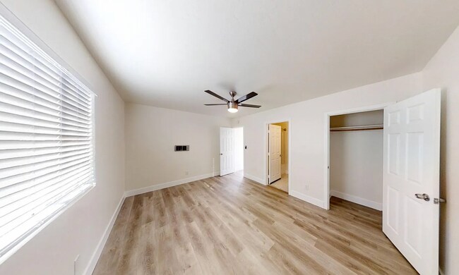Building Photo - 5118-5120 East Falls View Dr