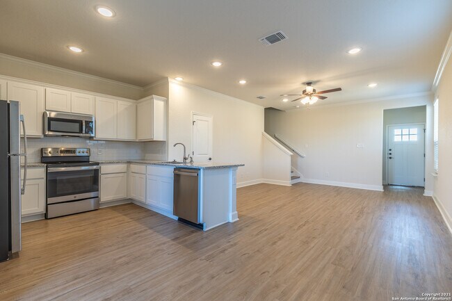 Building Photo - 10351 Lynwood Crk