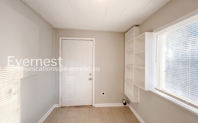 Building Photo - 3-Bedroom Home with Off-Street Parking / Pet-Friendly / Vouchers Accepted / Available Now!