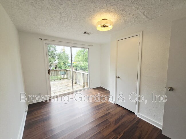 Building Photo - 1218B Chester Ave