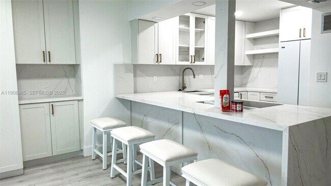 Building Photo - 3140 S Ocean Dr