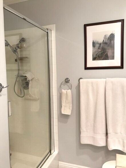 Building Photo - 1345 N Fuller Ave