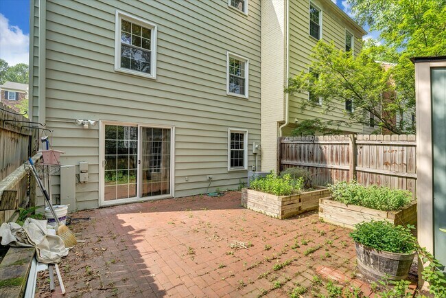 Building Photo - 104 Southampton Ct