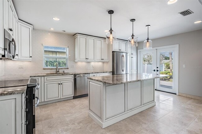 Building Photo - 640 Geneva Pl