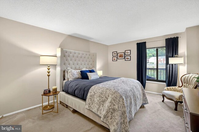 Building Photo - 4500 S Four Mile Run Dr