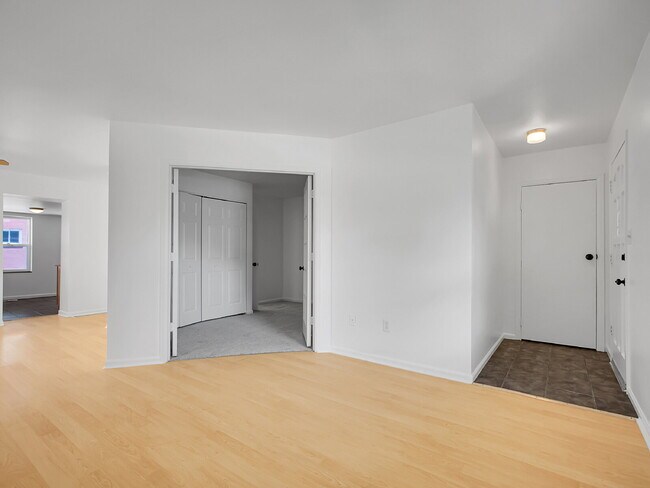 Building Photo - $1,550, 1 bed, 1 bath apartent near wash p...