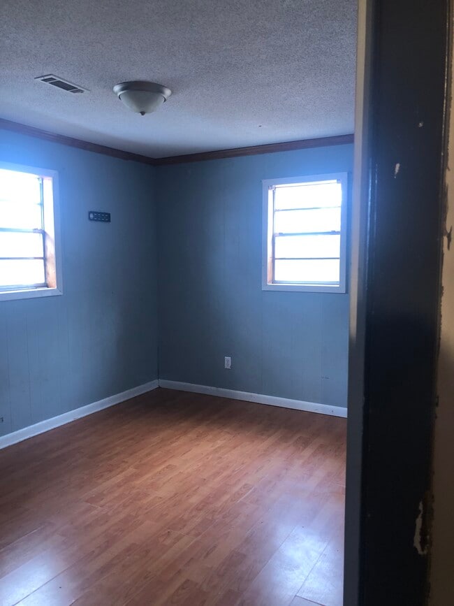 Building Photo - 407 Hell Creek Rd