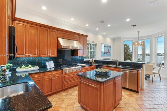 Building Photo - 305 N Hibiscus Dr