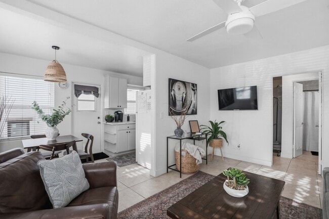 Building Photo - 2604 Juan St