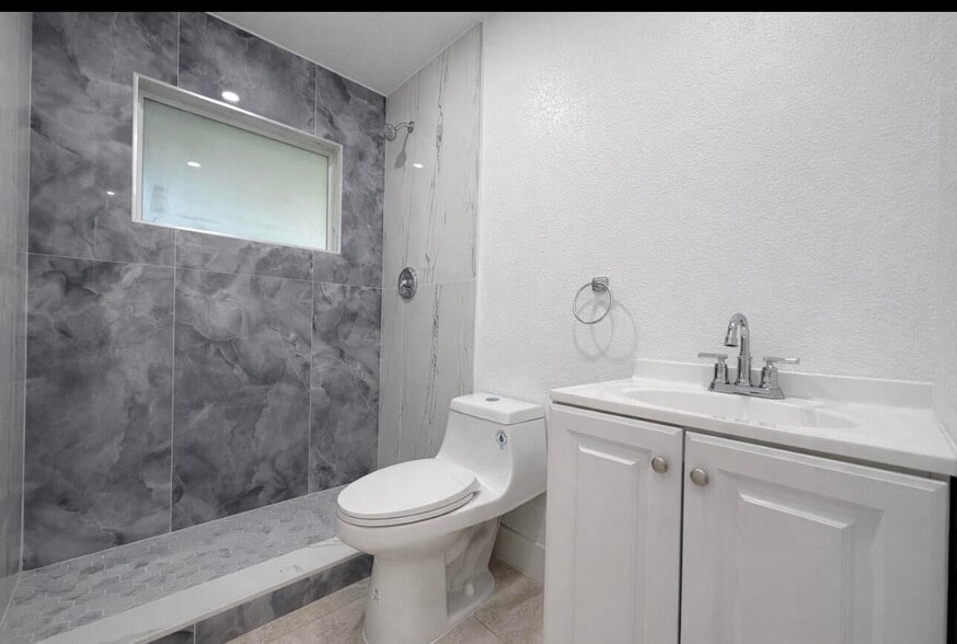 Building Photo - 732 Neil Rd