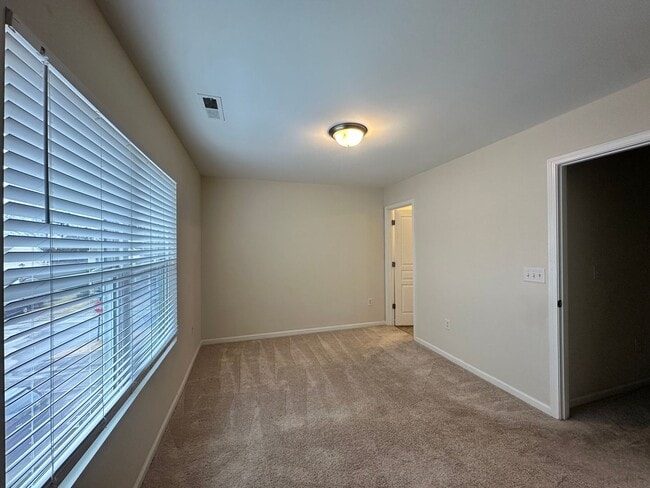 Building Photo - Spacious 3 Bed, 3.5 Bath Townhome in Desirable & Convenient Highland Creek Community!