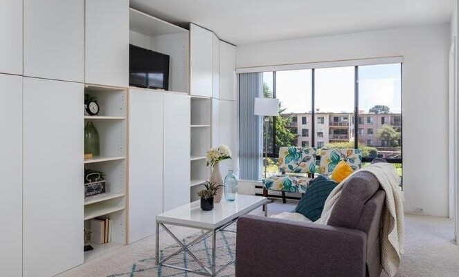 Building Photo - 6 Commodore Dr