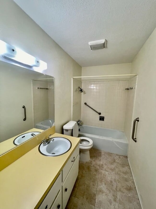 Building Photo - 5412 Lake Crest Dr