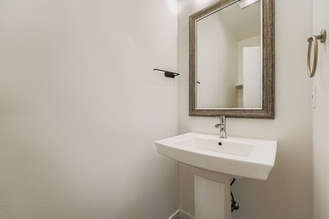 Building Photo - Modern 2-Bed, 2-Bath Townhome in Rainier B...