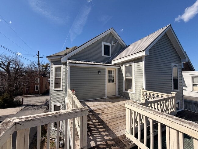 Building Photo - 136 S 4th St