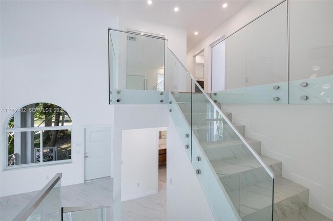 Building Photo - 242 Palm Ave