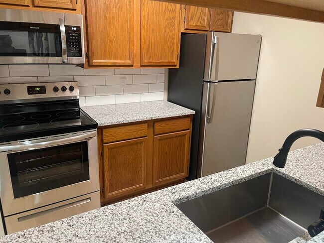 Building Photo - 3005 Fernwood Ave