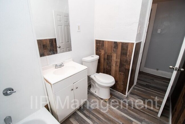 Building Photo - Charming and Refinished 2 Bedroom in Cleve...