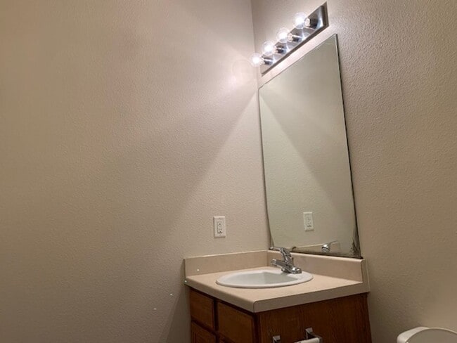 Building Photo - Townhome for rent