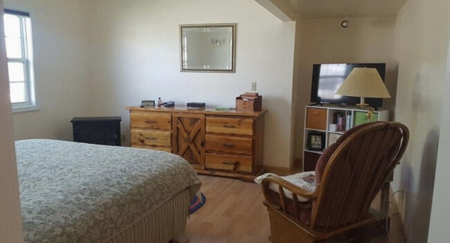 Building Photo - 925 S Haskett St