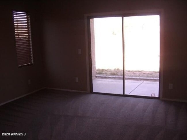Building Photo - Gorgeous Large 4 Bed 2.5 Bath Home with lo...