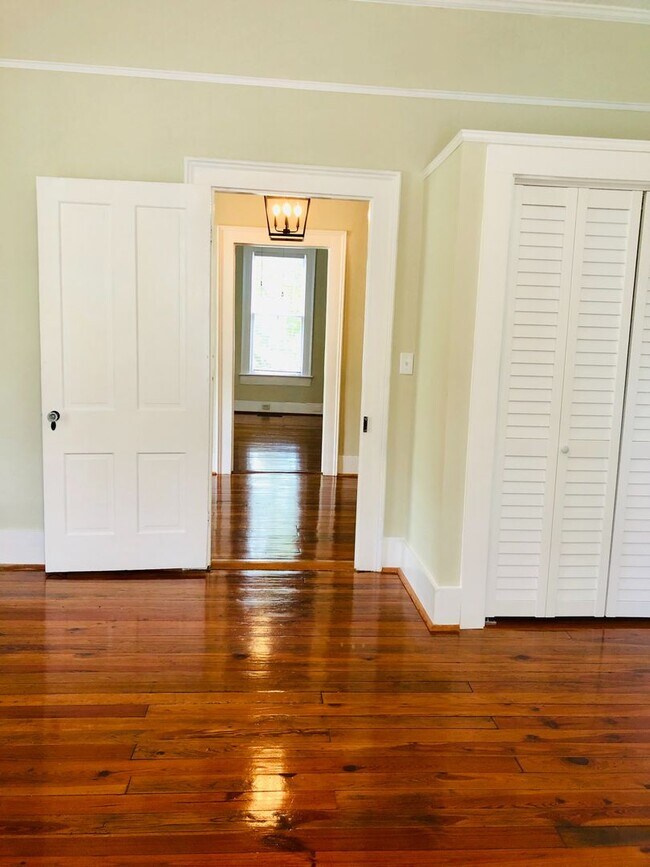 Building Photo - Plum Street-3 bedroom/2 bath home with large rocking chair front porch!