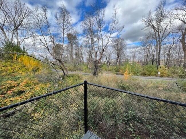 Building Photo - 2 BEDROOM/ 2 LEVELS TOWNHOME (Down the hill in front of Taco Bell in Phoenix Oregon)