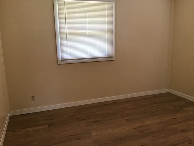 Building Photo - 2 Bedroom Single Family Home With Detached...