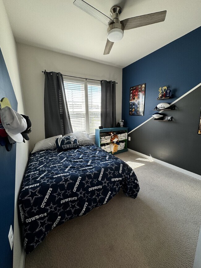 Building Photo - Luxurious 4-Bedroom Townhouse with 3.5 Bat...