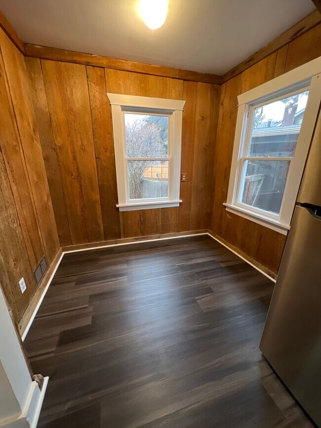 Building Photo - Remodeled DOWNTOWN Bend House, Newer Flooring/Paint/Appliances, Gas heat, Small Garage, Fenced Yard