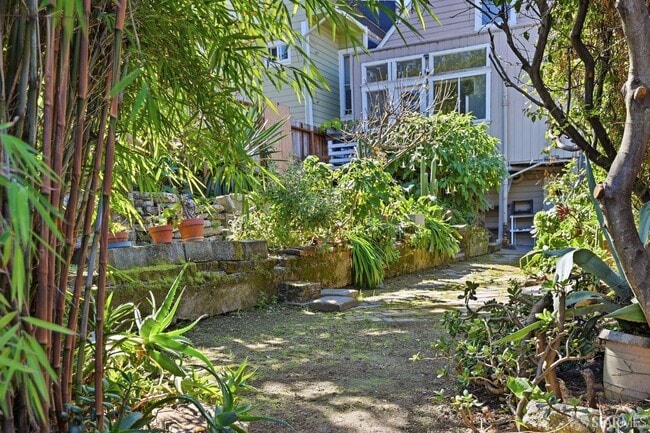 Building Photo - 1529 Hampshire St