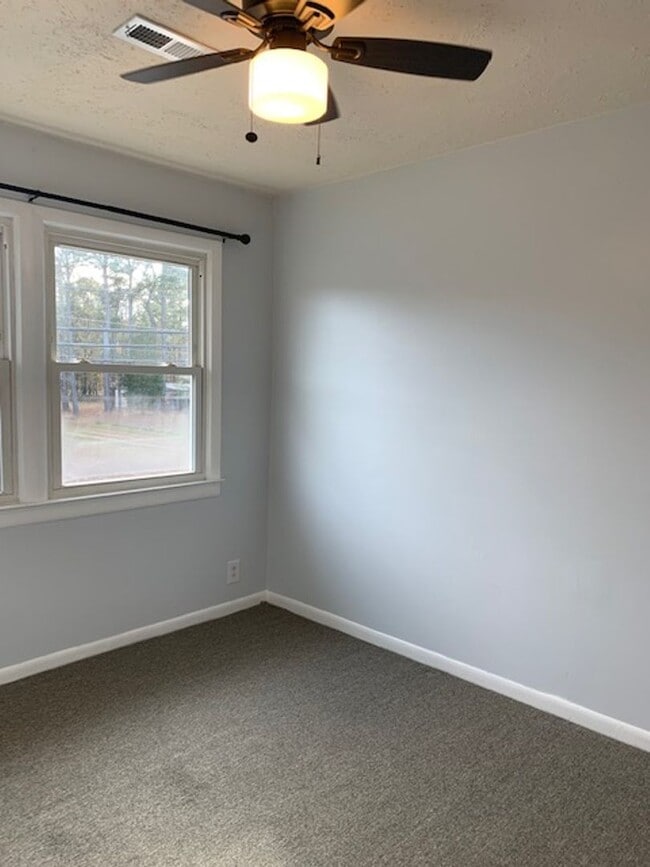 Building Photo - Modern & Traditional with Convenience