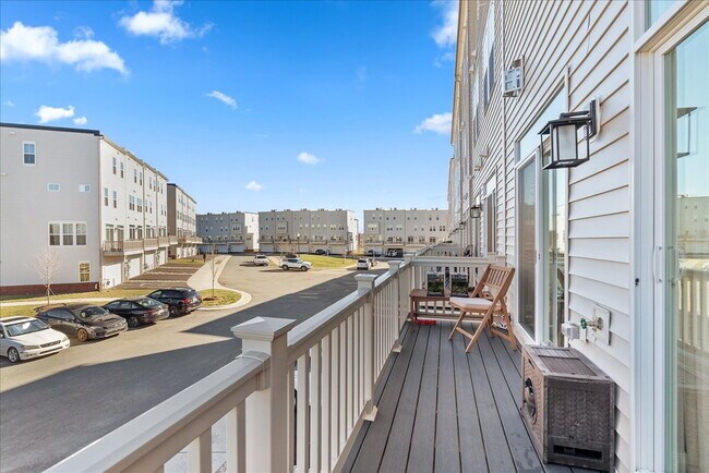 Building Photo - Stunning 4BR / 4.5BA End-Unit Townhome in Brambleton - Built in 2024!