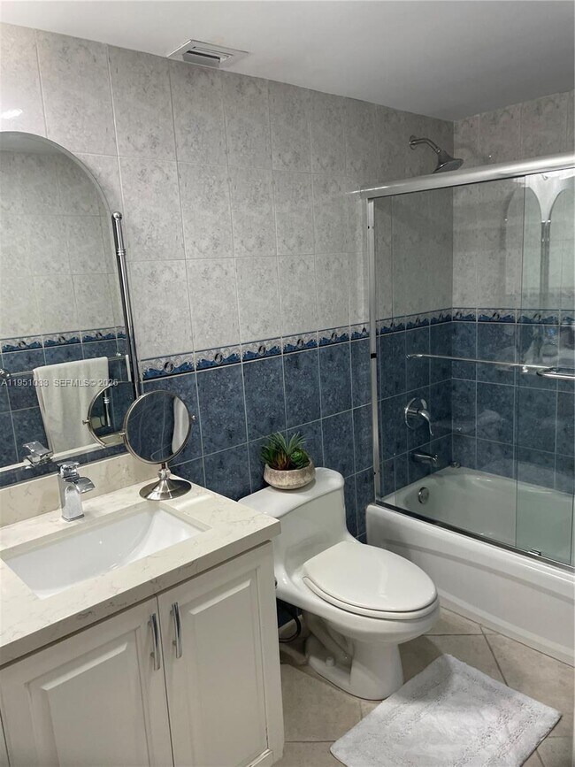 Building Photo - 2555 Collins Ave