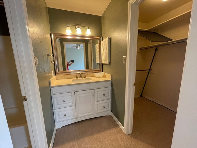 Building Photo - Townhome in Gated Community