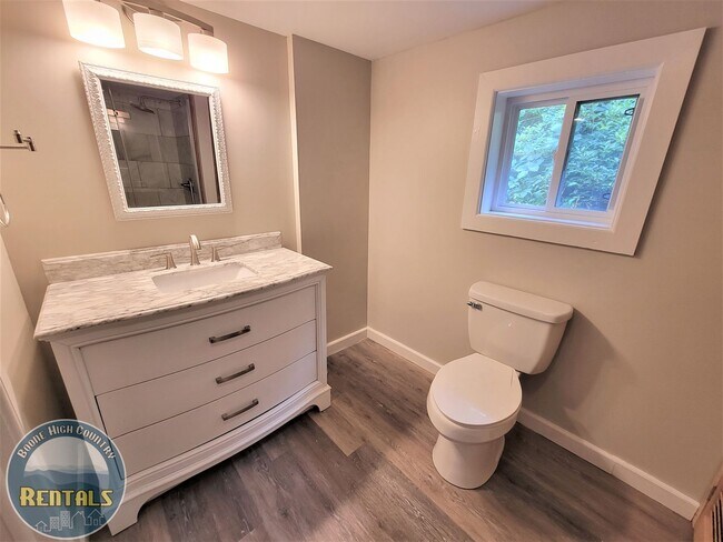 Building Photo - Charming 2 Bedroom Home --- Walking Distance to Campus!