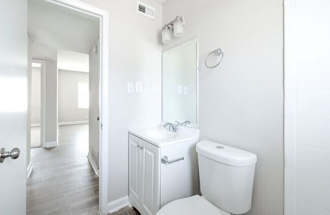 Building Photo - Premium 2 Bedroom Apartment in Atlanta's Upper Westside | First-Floor Home | Reduced Rent + First...