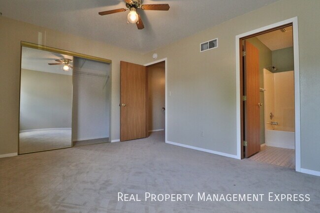 Building Photo - Lovely 2 Bedroom 2.5 Bathroom Townhome