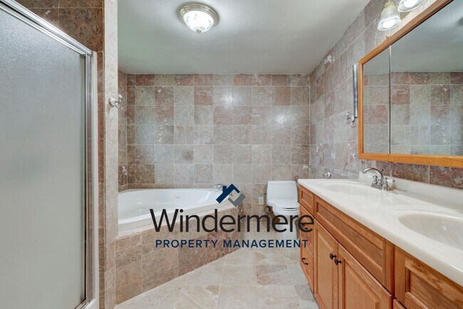 Building Photo - Spacious 3 Bedroom 3 Bath in town